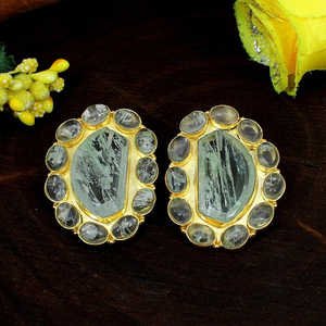 Vente en gros de boucles d'oreilles en quartz craquelé vert design de goujon pour un style élégant - Product Image 2