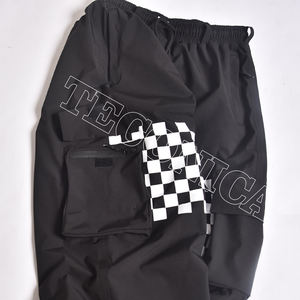 Pantalones Cargo Negros Estilo Urbano con Gráficos de Vinilo Blanco en las Rodillas, Cintura con Cordón, Bolsillos con Cremallera, Ventilaciones y Puños Elásticos - Product Image 5