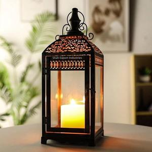 Linterna tradicional de metal y vidrio con acabado negro para el hogar y la iluminación navideña Linterna de vela colgante decorativa - Product Image 1