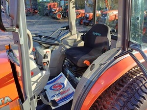 Tractor utilitario compacto y confiable Kubota L4240, ideal para agricultura, 42-44 HP, 40-99 HP, usado y nuevo a precio asequible. - Product Image 2