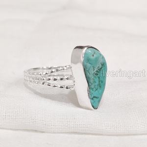 Bijoux en pierre brute Bague pour femme Pierre précieuse turquoise brute naturelle Pierre de naissance de décembre Bande à pois Bague en argent sterling 925 faite à la main - Product Image 1