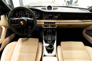 Encantador Porsche 911 Turbo S Coupé AWD Negro 2024 Usado con Rines de Aleación, Asientos de Cuero, Automático, R17, Paquete de Luces y Potencia Premium - Product Image 5