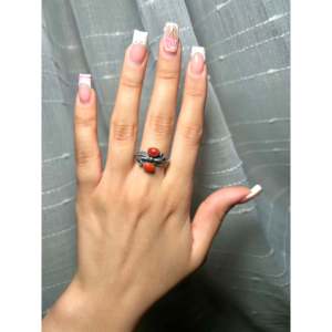 Anillo Geométrico Delicado Harry Yazzie de Platino con Coral Rojo y Plata de Ley con Baño de Rodio Invisible para Uso Diario - Product Image 4