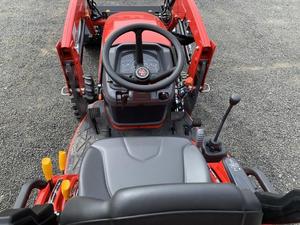 Tracteur à roues Massey Ferguson GC1725M 25HP 4WD avec chargeur frontal et plateau de tonte pour usage agricole - Product Image 6