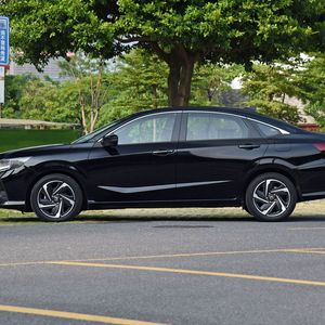 Sedán 2024 CVT Turbo Deluxe de 4 Puertas y 5 Plazas, Nuevo, Asientos de Cuero, R18, Techo Panorámico Automático, Cámara Trasera de 360°, Euro - Product Image 4