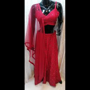 Longueur de plancher à la mode et élégante à double sangle Lehenga sans manches avec broderie à la main - Product Image 1