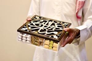 Boîte cadeau de luxe en acrylique Timeless Pearl Court avec couvercle en nacre pour une présentation de mariage arabe haut de gamme - Product Image 5