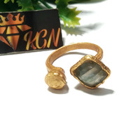 Anillo de Labradorita con Incrustaciones de Plata 925 Chapada en Oro, Engaste de Collet Hecho a Mano, Regalo de Lujo Certificado para Ella