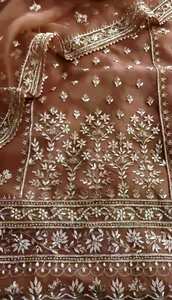 Costumes modernes de créateur indien pakistanais non cousus pour femmes, vêtements de fête fantaisie brodés à la main, style traditionnel avant-gardiste - Product Image 2