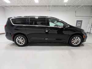 Interior Elegante, Conducción Suave, Chrysler Pacifica Touring L AWD 2024, Minivan - Product Image 3
