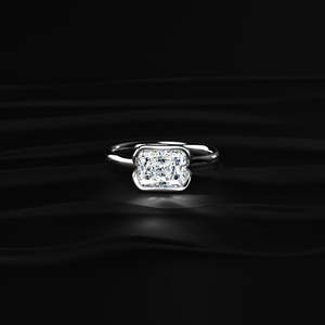 Anillo SHREYA DIAM con Diamante Cultivado en Laboratorio, Corte Radiante, Platino, Media Engaste, Certificado IGI, Elegante para Bodas y Uso Diario - Product Image 1