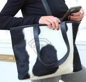 Vente en gros de sacs à main en cuir de vachette, grand sac fourre-tout à bandoulière, sac à cheveux en cuir de vachette véritable noir et blanc - Product Image 2