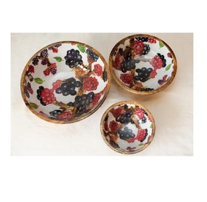 Cuenco de madera ligero y sostenible hecho de madera recuperada con grano natural para acampar y viajar a precio mayorista - Product Image 1