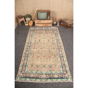 Alfombra vintage de 5.1x9.4 pies, alfombra turca, geométrica verde cobre con elementos florales. - Product Image 1