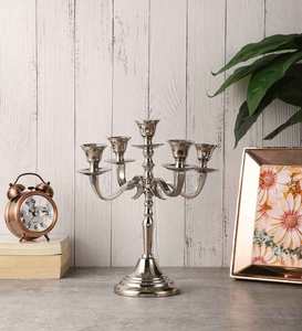 Porte-bougie classique en aluminium argenté à 5 bras. Disponible aux prix de gros. - Product Image 1