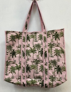 Vente en gros de sacs fourre-tout brodés à motifs floraux pour femmes sacs à bandoulière matelassés pour cadeaux de mariage et de voyage style promotionnel - Product Image 2