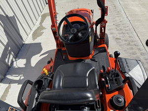 Tracteur compact diesel Kubota BX1880 d'occasion, 18 CV, 2/4 roues motrices, avec chargeur frontal, lame de 54 pouces, 132 heures de fonctionnement, à vendre. - Product Image 5