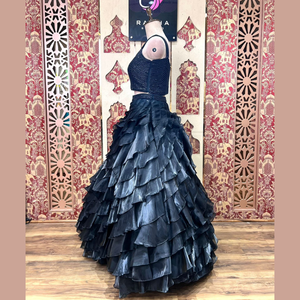 Lehenga de couleur noire gracieuse avec des battements élégants et un travail manuel complexe en perles, parfait pour les fêtes et les vêtements indiens de grande fête - Product Image 3