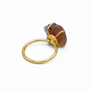 Bague brute en quartz fraise Dua Bague en or ajustable avec pierres précieuses brutes - Product Image 3