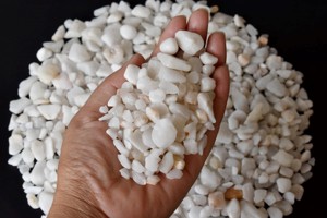 Meilleures paillettes d'agate blanche en gros 1kg, mini-cristaux naturels polis pour la guérison, écologiques, décoration Feng Shui pour la maison - Product Image 5