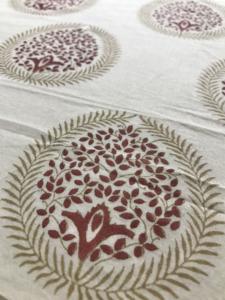 Tela de Algodón Estampada a Mano con Diseño Tradicional Indio del Árbol de la Vida, Estampado Buti, Textil Artesanal - Product Image 3