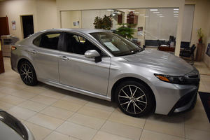 Camry S E Nightshade 2024, Tracción Delantera, Turbo, Asientos de Cuero, Techo Panorámico, Bajo Kilometraje, Precio de Stock, Listo para Envío - Product Image 2