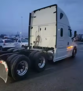 รถบรรทุกมือสองคุณภาพสูง ปี 2025 สำหรับ FREIGHTLINERS CASCADIA พร้อมห้องนอน พร้อมส่งออก - Product Image 1