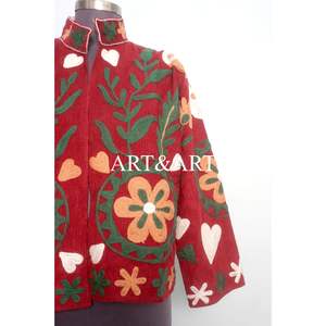 Veste matelassée de style ethnique rouge pour femmes avec broderie florale à la main, col mandarin, logo personnalisé, veste d'hiver épaisse - Product Image 2
