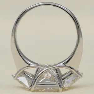 แหวนหมั้นเพชรทรงเจ้าหญิงแบบวินเทจประดับเพชรแล็บสามเม็ด - Product Image 2