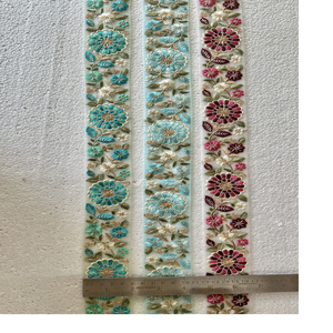 Fleurs sur mesure brodées de trois manières de couleur dans des motifs floraux ethniques à des fins diverses en largeur de 1.25 pouces. - Product Image 1