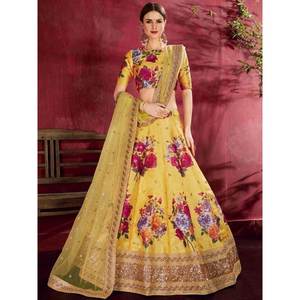 Lehenga Choli en soie Banglori à imprimé floral jaune pour les mariages - Product Image 3
