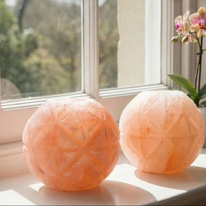 Paire de sphères sculptées en sel de l'Himalaya pakistanais, cristaux de sel rose naturel, boules de guérison, artisanat, décoration bien-être - Product Image 2