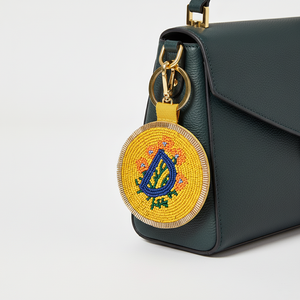 Llavero con nombre hecho a mano con cuentas, ideal para fabricantes de cestas de regalo que necesitan detalles bordados coloridos - Product Image 1