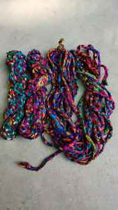 Cordons tressés en soie de sari sur mesure fabriqués à partir de rubans de soie de sari recyclés idéaux pour la revente par magasin de fils et de fibres. - Product Image 6