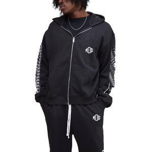 ชุดวอร์มฮู้ดดี้ผ้าฟลีซคอตตอนเนื้อหนา พร้อมแผ่นพิมพ์ลายที่แขนเสื้อ และกางเกงจ็อกเกอร์ทรงหลวม สำหรับขายส่งแบบ OEM - Product Image 3