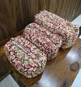 Ensemble de trousses de toilette matelassées faites à la main dans un motif imprimé de blocs floraux parfait pour les voyages et le stockage quotidien - Product Image 4