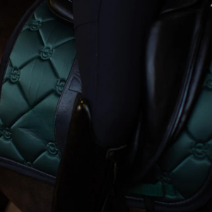 Tapis de selle anglais pour chevaux Matériau matelassé doux et respirant Durable et confortable pour l'équitation Tapis de selle d'équitation - Product Image 3