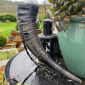 แก้วน้ำทรงเขาสัตว์แท้สไตล์ไวกิ้ง - ทำด้วยมือจากเขาสัตว์ธรรมชาติ พร้อมขาตั้งโลหะและสายหนังสำหรับขายส่ง - Product Image 1