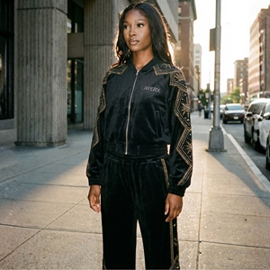 Ensemble de survêtement pour femmes tendance 2026, imprimé de strass, uni, écologique, respirant, veste courte en velours noir, pantalon large - Product Image 5