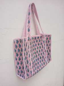 กระเป๋าผ้าฝ้ายพิมพ์ลายด้วยมือแบบควิลท์  ลายดอกไม้หลากสี  สายสะพายสองเส้น  ซับใน  ขายส่ง  ผลิตในอินเดีย  สำหรับฤดูหนาว - Product Image 3