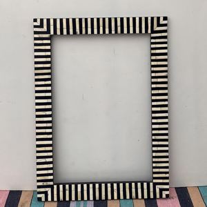 Espejo de Pared Moderno con Incrustaciones de Hueso, Hecho a Mano por Artesanos, Ecológico, Duradero, Espejo Decorativo Premium para Interiores de Casas de Lujo - Product Image 4