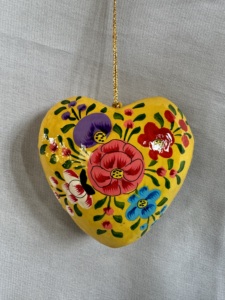 Handcrafted Paper Mache Heart-Shaped Christmas Ornament Eco-Friendly & Festive Holiday Decoration Customizable Size - Product Image 4
