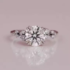 Bague de fiançailles en plaqué or massif 14KT de style classique de luxe avec diamant cultivé en laboratoire - Product Image 1