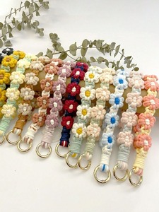 Kits de porte-clés mini bohèmes en macramé avec pompons, faits main, en acier inoxydable, écologiques, sûrs et légers, pour clés de voiture, sacs à main et téléphones, idéaux pour les remises de diplômes - Product Image 1