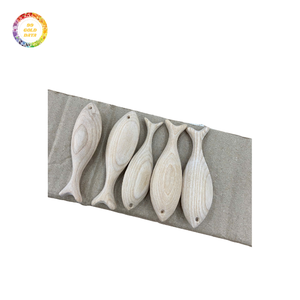 Sculpture de poisson en bois durable et magnifiquement conçue, forme personnalisable gravée pour la décoration murale et les cadeaux. - Product Image 1