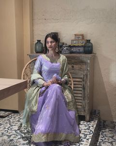 Ensemble haut et pantalon évasé brodé élégant avec tenue ethnique élégante de Dupatta, parfait pour les mariages, les fêtes et les événements festifs - Product Image 1