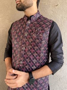 ชุด Kurta ที่ทันสมัยพร้อมแจ็กเก็ตใส่ในสไตล์ของคุณด้วยชุดนอน Kurta แบบคลาสสิกที่มีตัวเลขการทอผ้าเส้นใยวิสคอสที่สดใส - Product Image 3