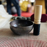 Cuenco Tibetano para cantar, cuenco curativo para terapia de sonido profundo y largo negro mate, cuenco de juego de Buda batido a mano hecho con artesanías especiales de Metal