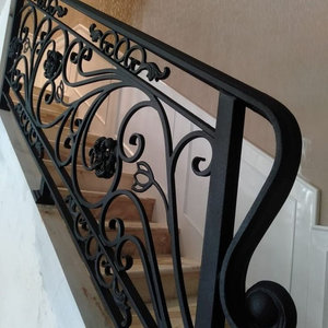 Barandilla de escalera de hierro forjado para interiores hecha en Vietnam con acabado negro recubierto de polvo y balaustres artísticos forjados a mano - Product Image 2