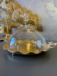 Présentoir à chocolat de haute qualité avec couvercle en verre et support à chocolat poli or martelé pour servir et dessert au chocolat - Product Image 2